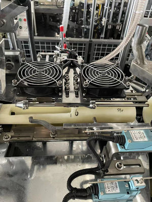 100-110pcs/Min Πλήρης αυτόματη μηχανή κατασκευής χαρτιού για την παραγωγή φλιτζάνων τσαγιού του Ντουμπάι