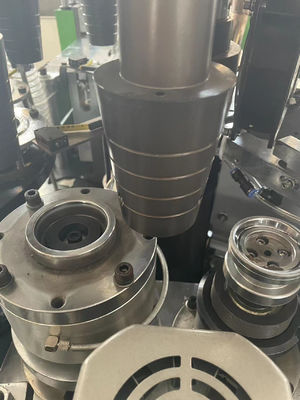 Εξωτερικό μέγεθος 2340mm*1435mm*1800mm Μεγάλη ταχύτητα πλήρης αυτόματη μηχανή για την κατασκευή ποτηριών από χαρτί για το σχηματισμό ποτηριών από καφέ στο Πακιστάν